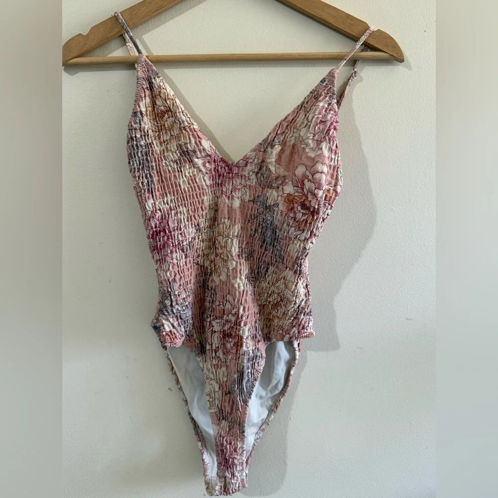 triangl swimwear Pink and White Floral Swim Top